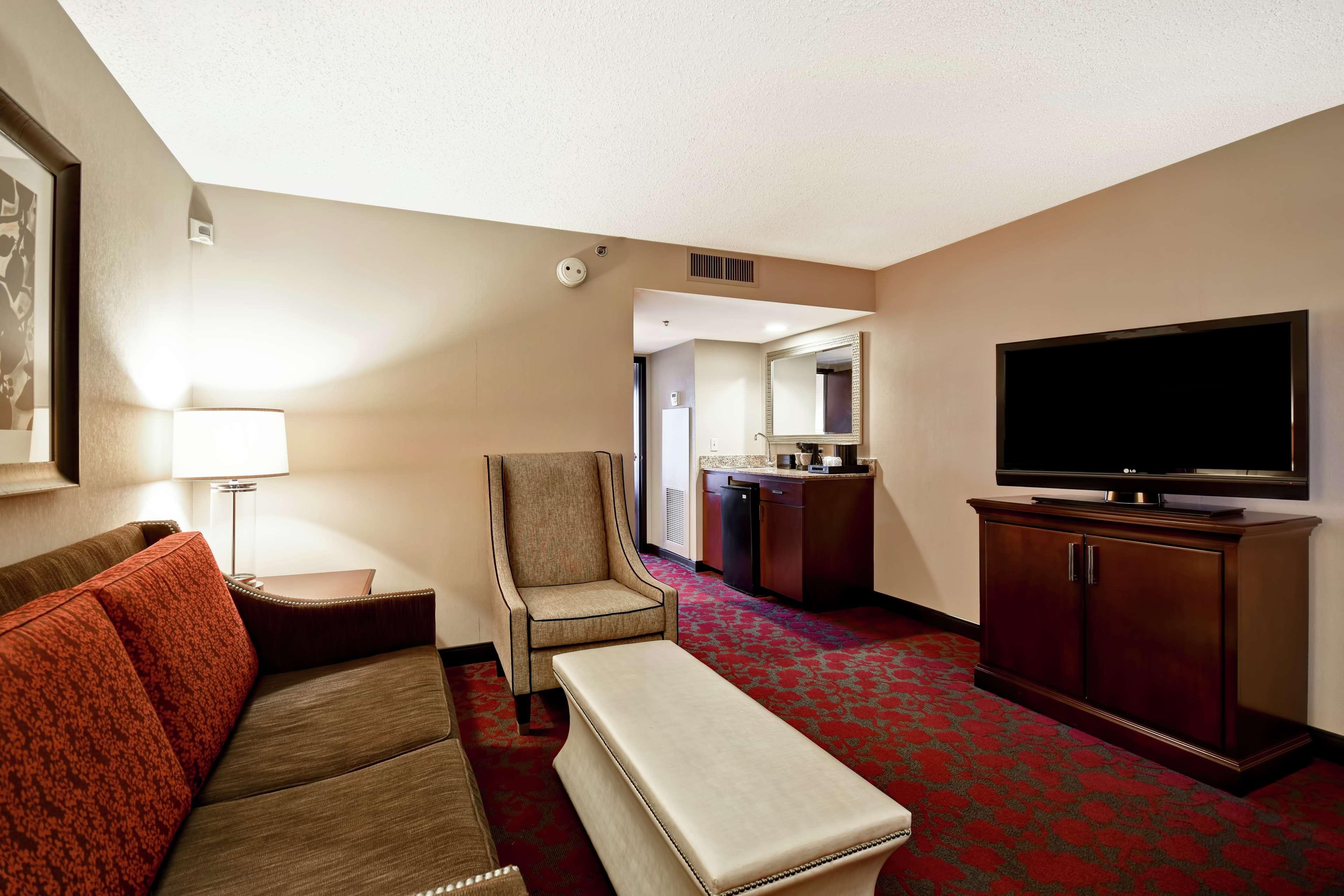 Hotel Embassy By Hilton Dulles Airport