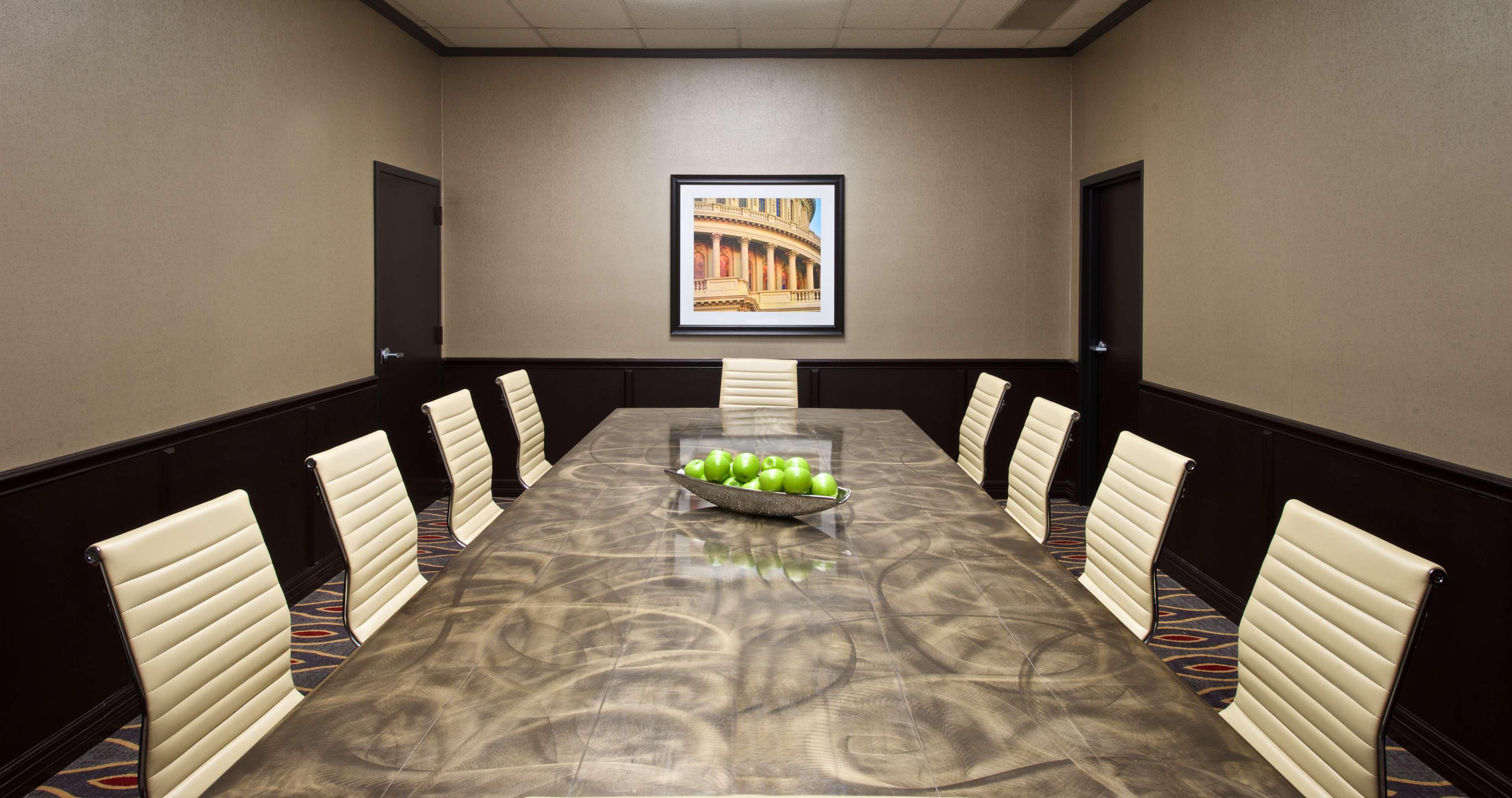 Embassy By Hilton Dulles Airport Herndon