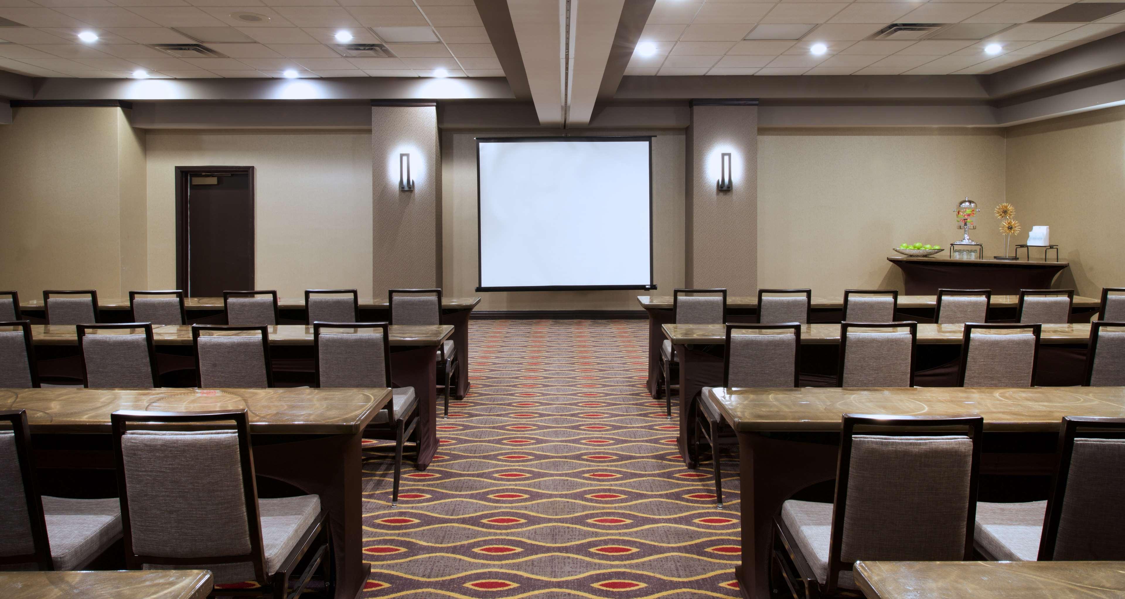 Hotel Embassy By Hilton Dulles Airport