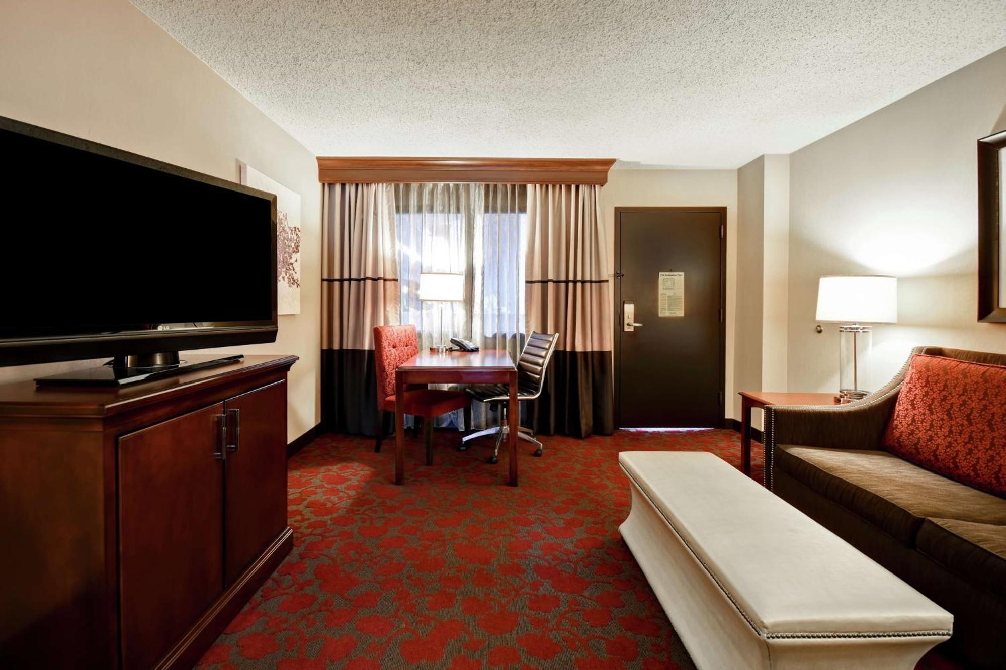 Hotel Embassy By Hilton Dulles Airport 4*